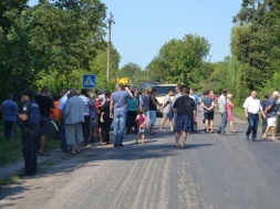 Під Лохвицею місцеві жителі перекрили трасу обласного значення