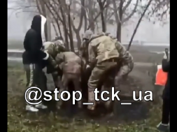 Ужасы мобилизации в Харькове: десяток нелюдей из ТЦК трамбует одного бедолагу