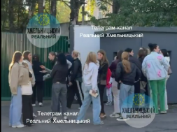 В Хмельницком люди собрались у ТЦК, чтобы вызволить 25-летнего студента, которого незаконно задержали ТЦКашники