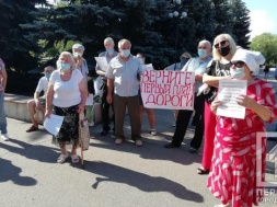 Под горсоветом Кривого Рога митинговали дачники