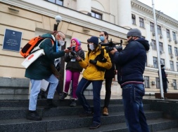 В Запорожье журналисты, которых не пускали на сессию горсовета, протестовали под стенами мэрии