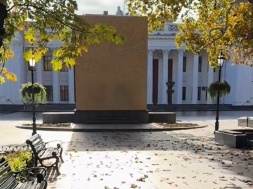 В Одессе новый глава ОВА заколотил досками памятник Пушкину
