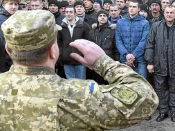 Во Львове жителей начали грести на фронт