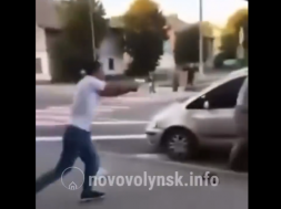 В Нововолынске неравнодушный прохожий спас человека от бусификации, направив на ТЦКашников пистолет