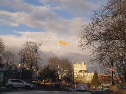 Из-за порывистого ветра Сумы остались с половиной самого большого флага