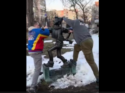 Весеннее обострение в Киеве: два дебила декоммунизировали Буратино