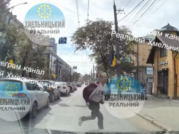 В Хмельницком мужчина на ходу выбрался из буса ТЦК и сбежал