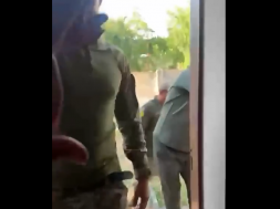 В Смеле Черкасской области ТЦКашники выломали дверь частного дома, но сбежали, когда увидели, что их снимают на видео