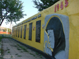 На Харьковщине «деколонизаторы»-дегенераты поглумились над памятником погибшим в годы ВОВ