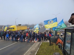 "Если нас не услышат, парализуем движение в Киеве": Протестующие против продажи земли перекрыли дорогу в Запорожской области