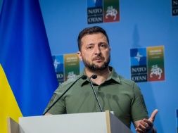 Украинский цирк абсурда: Зеленский подписал закон о ежедневной минуте молчания