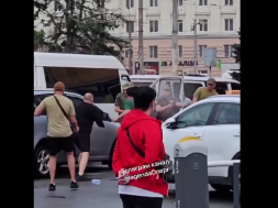 В Днепре возмущённые люди побили ТЦКашников камнями