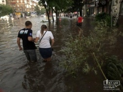 По пояс в воде: стихия утопила Кривой Рог