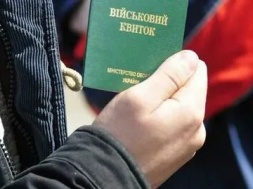 В Киеве у входа в метро «Нивки» мужчинам раздавали повестки