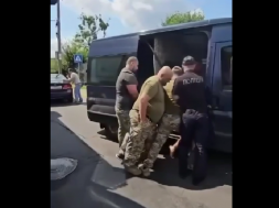 Насильственная мобилизация в Ирпене Киевской области на фоне надписи: «Профинансировано ЕС»