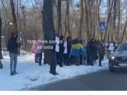 В Киеве состоялся митинг возле посольства США – горстка участников была недовольна, что Трамп критикует Зеленского