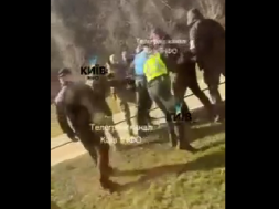 В Киеве ТЦКашники выволокли мужчину прямо из автобуса, невзирая на гнев пассажиров