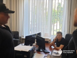 В Днепре задержали полицейских, которые за мзду удаляли данные на «ухилянтов» из базы