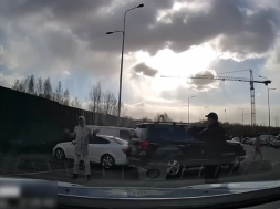 В Киеве в одном из ТЦ случилась драка двух вооружённых мужчин: нож победил пистолет
