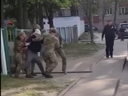 Во Львове мужчину бусифицировали прямо на территории детского садика на глазах у ребёнка