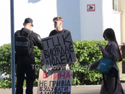 В Одессе состоялся одиночный протест, закончившийся арестом протестующего