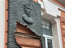 В Одессе нацики изуродовали мемориальную доску советскому подводнику Александру Маринеско