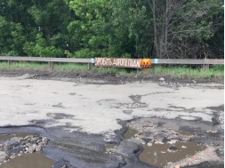 Сперва мост, а теперь национальная трасса: водители бьют тревогу из-за убитой трассы Никополь — Запорожье