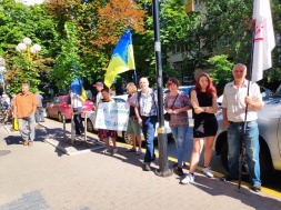 Під Офісом президента Зеленського протест: хочуть відставки одного з керівників ДФС Дніпропетровщини Пенькова