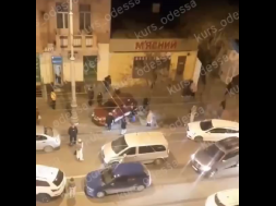 В Одессе граждане заблокировали ТЦКашный бус своими авто и спасли парня