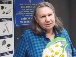 В Киеве во время возложения цветов к Вечному Огню полицейские схватили и избили правозащитницу Елену Бережную