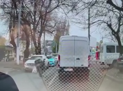 Одессит выпрыгнул из машины ТЦК, попал под встречную машину, встал и побежал дальше