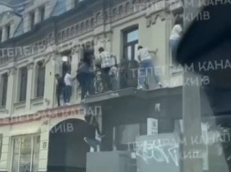 В Киеве отловленные парни сбежали из ТЦК по балконам