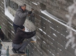 В Киеве отодрали надпись «Их подвиги будут жить вечно, их имена бессмертны» с Музея Великой Отечественной войны