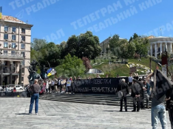 В Киеве на Майдане под нелепым лозунгом проходит акция против мигрантов