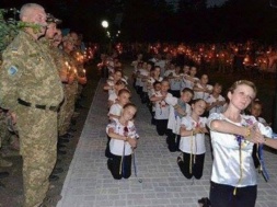 Во Львове родители пишут жалобы, что их детей заставляют становиться на колени на похоронах ВСУшников