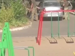 В Николаеве ТЦКашники били мужчину ногами и о дверь авто, упиваясь безнаказанностью