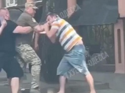 В Одессе блогер и жители отбили ночью мужчину у ТЦКашников