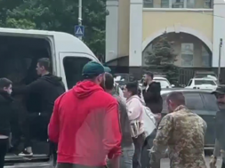 В Днепре люди бьют ТЦКашников и режут колёса их мясовозок