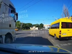 В Одессе парень на ходу выпрыгнул из буса ТЦК