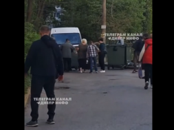 В Днепре граждане заблокировали мусорными контейнерами бусик ТЦК