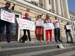 "А Вова вийде?": У Запоріжжі журналісти пікетували мерію