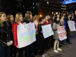 В масках и перчатках: против чего митинговали запорожские студенты-медики