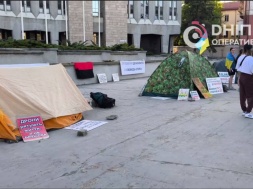 В Днепре активисты движения «Гроші на ЗСУ» устроили мини-майданчик под стенами горсовета