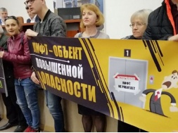 Запорожцы митингуют в мэрии против неисправных лифтов в жилых домах