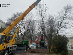 В Днепропетровске снесли памятник Максиму Горькому