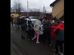 В Ивано-Франковске люди заблокировали полицейскую машину, пытаясь спасти мобилизованного