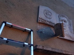 В Одессе жители встали на защиту мемориальной доски советским пограничникам