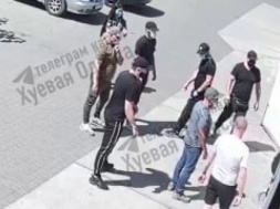 В Одессе титушки нападают на граждан, а потом к месту событий подъезжает бус ТЦК