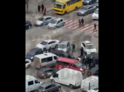 В Одессе десять машин заблокировали бус ТЦКашников на перекрёстке