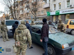 Деталі затримання посадовця поліції у центрі Полтави